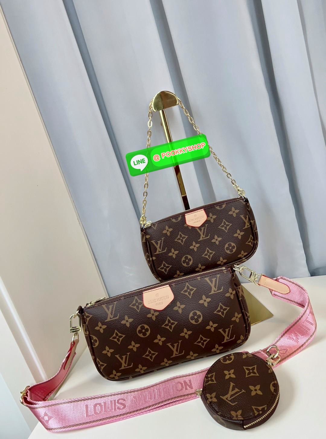 หนึ่งในรุ่นLV ที่สาวๆต้องมีติดตัวอย่างน้อยหนึ่งใบค่าา สวยดังเดิม! LOUIS VUITTON MULTI POCHETTE ACCESSORIES ((vip gift ตปท.)) 🔖พร้อมส่ง! มีถึง3ใบด้วยกันในหนึ่งเซตนะคะ ได้รุ่นนี้ไปใช้สะพายได้ยาวๆแน่นอนค่าสาวๆ 🔖หนังแท้ หนังนิ่มอย่างดี อะไหล่ท