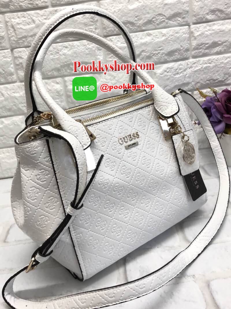 New arrival !!! GUESS HANDDLE CITY BAG พร้อมส่งค่ะ กระเป๋าถือหรือสามารถสะพายข้างได้ วัสดุหนังคุณภาพดี พิมพ์ลายแบรนด์ทั้งใบ รุ่นนี้บอกเลยหนังนิ่มมากๆค่ะ!!! ด้านหน้าห้อยพวงหนังและอะไหล่แบรนด์มาให้ค่ะ ด้านข้างกระเป๋าเป็นกระดุมสำหรับขยายหรือเก็บทรงกระเป๋า. เป