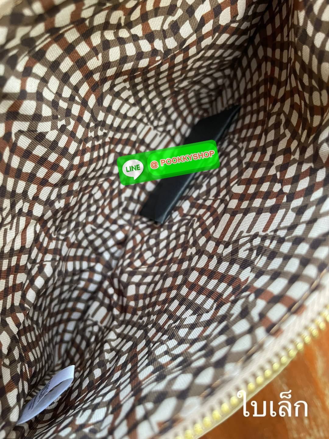 💕Mcm Liz Reversible Shopper in Visetos ขึ้นชื่อว่าเป็นกระเป๋าช็อปเปอร์ แน่นอนว่า จะต้องเหมาะสำหรับสาว ๆ ที่ชอบพกสัมภาระเยอะ ซึ่งรุ่นนี้ไม่ใช่แค่เพียงให้พื้นที่จุของกว้างขวางเท่านั้น แต่ยังออกแบบดีไซน์และรูปทรงให้มีความยืดหยุ่น มีหูรูดด้านข้างที่สา