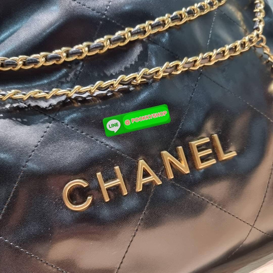 เกินต้านที่สุดกับไอเท็มนี้ Chanel 22 ที่สาวๆหรือใครๆก็ต้องมีแล้ว!! แค่เห็นก็หลงรัก กระเป๋าทรงสวย ดีเทลเรียบแต่มีความหรูแอบซ่อนอยู่ ด้วยดีไซน์สายสะพายโซ่สีทอง และโลโก้อันโดดเด่น วัสดุหนังแกะ สัมผัสดีงามน่าหลงใหลมาก ใช้ได้ง่ายๆไปเลยทุกโอกาส ใช้งานได้สะดวก ม