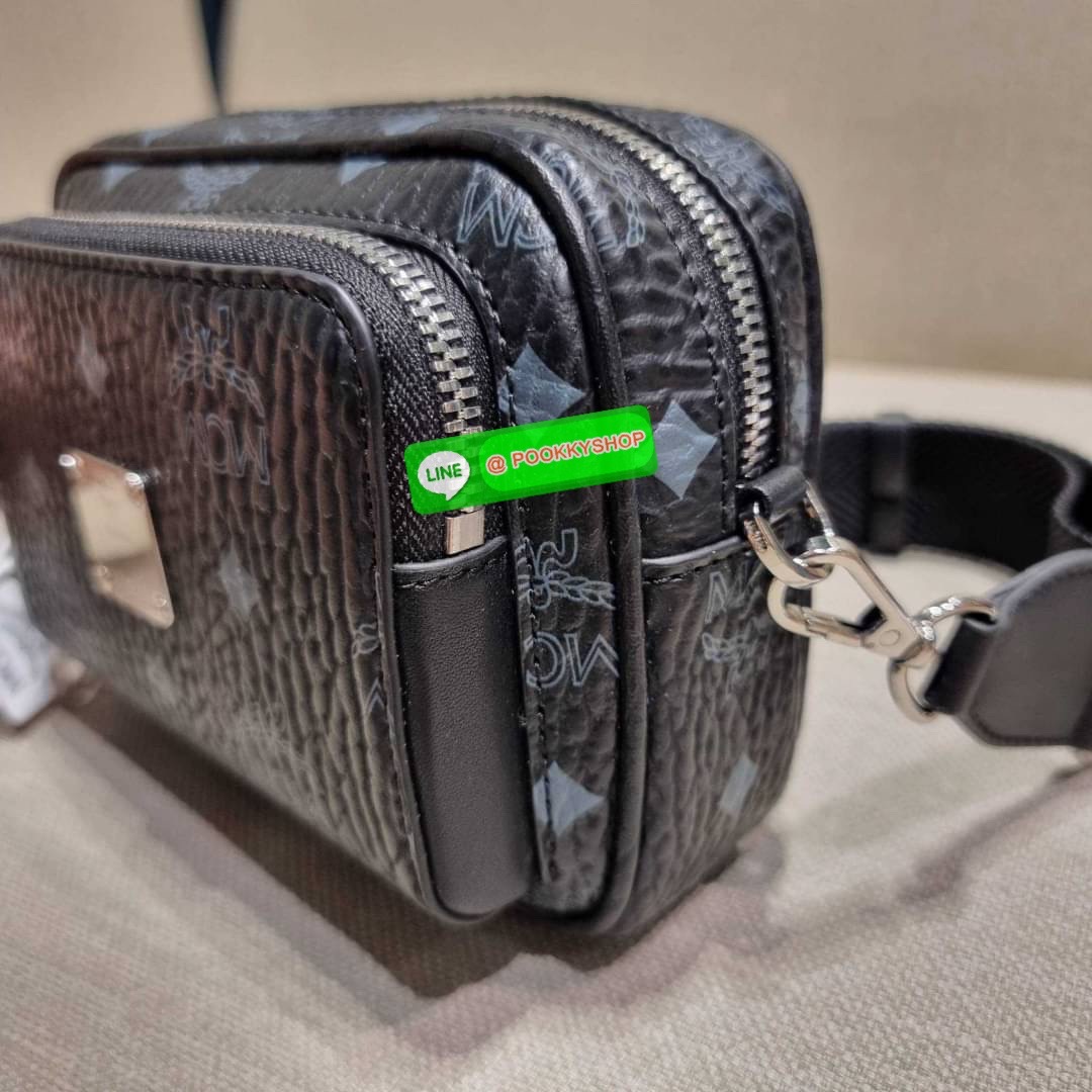 MCM X-MINI KLASSIK CROSSBODY BAG IN VISETOS รุ่นยูนิเซ็กส์มาแล้วจ้า!! ไซส์นี้ใช้ได้ทั้งหนุ่มๆสาวๆไปเลย กระเป๋าสะพายข้างทรงครอสบอดี้ ใบเล็กขนาดกะทัดรัด วัสดุหนังแคนวาสคุณภาพดี มีช่องหลัก 2 ช่อง ภายในมีช่องย่อยให้ 1 ช่อง มาพร้อมสายสะพายสปอร์ตที่ดีไซน์หรูไม่