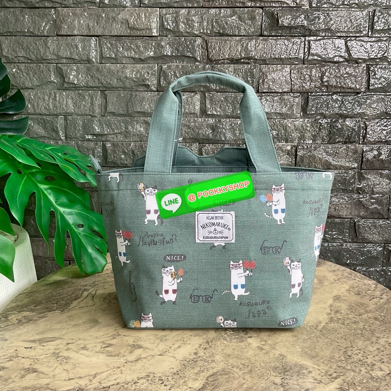 กระเป๋าถือ คล้องแขน ทรงโท้ทสุดเก๋และน่ารัก Nekomaruke Hamipoke Bag จาก Kusguru Japan กระเป๋าโท้ทสุดน่ารักใบนี้เหมาะสำหรับผู้หญิง และเป็นไอเทมใหม่ในคอลเลกชันฤดูใบไม้ผลิ/ฤดูร้อน 2025