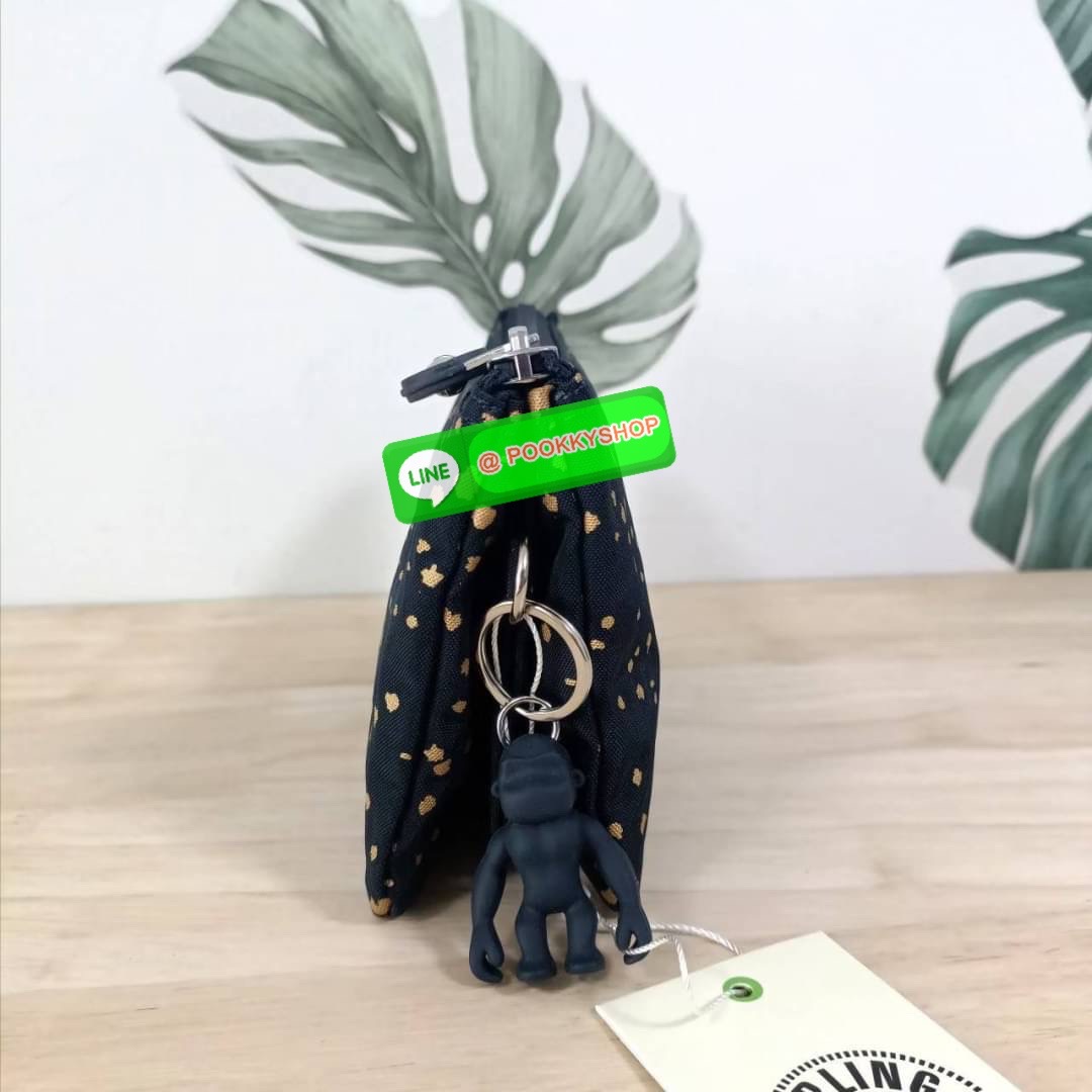 Kipling Creativity Large Pouch วัสดุ Nylon 100% กระเป๋าคล้องมือขนาดพอเหมาะ 7.25 นิ้ว พกพาสะดวก เปิด-ปิดด้วยซิปเดียวใช้งานง่าย ด้านในมีช่องกว้าง 2 ช่องและช่องซิปเล็กตรงกลางอีก 1ช่อง ใช้งานได้สะดวก สามารถใส่มือถือ 7.5 นิ้วได้ กุญแจรถ ธนบัตรได้ ล็อตนี้มาพร้อ