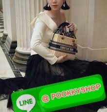 DIOR Lady Natural Wicker Bag กระเป๋าสะพายงานสาน พร้อมผ้าผูกด้านในสวยงามทรงเสน่ห์ จะถือหรือสะพายข้างด้วยสายสปอร์ตก็สวยเลิศ โดดเด่นกว่าใคร งานสวยเกินราคา คุ้มที่สุดในย่านนี้บอกเลย!!