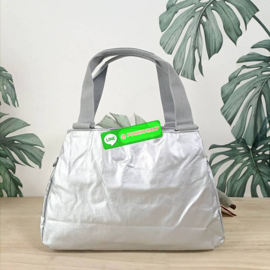 KIPLING ELISE HANDBAG กระเป๋าถือและสะพายไหล่ ขนาดกำลังพอดี จุของได้มาก มีหูจับสองสาย ถือสะดวก น้ำหนักเบา มีช่องซิป ด้านหน้า ช่อง กระเป๋าหลักเปิด-ปิดด้วยซิป มี3 ช่องว่างใส่ของได้จุมากๆ ใส่มือถือได้ กระเป๋าสตางค์ใบยาว และ เครื่องสำอางค์ได้หลายชิ้นเลยค่ะ เก็