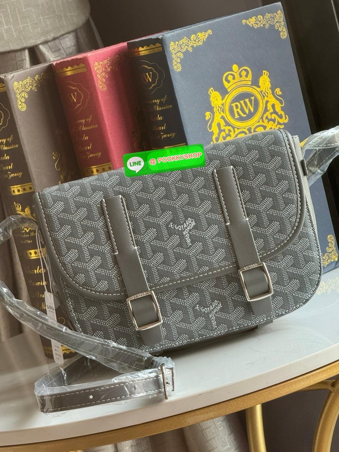 Goyard Belvedere Messenger ถูกออกแบบให้มีน้ำหนักเบาเพื่อความคล่องตัวสามารถใส่สิ่งของ ได้อย่างสบายและถือได้ว่าเหมาะอย่างยิ่ง สำหรับการใส่หลากหลายโอกาสด้วยสายสะพายแบบสะพายข้าง และฝาปิดกระเป๋าทั้งสองฝั่งที่แน่นหนา และยังมีการเพิ่มลูกเล่นด้วย ช่องใส่ของทางด้า