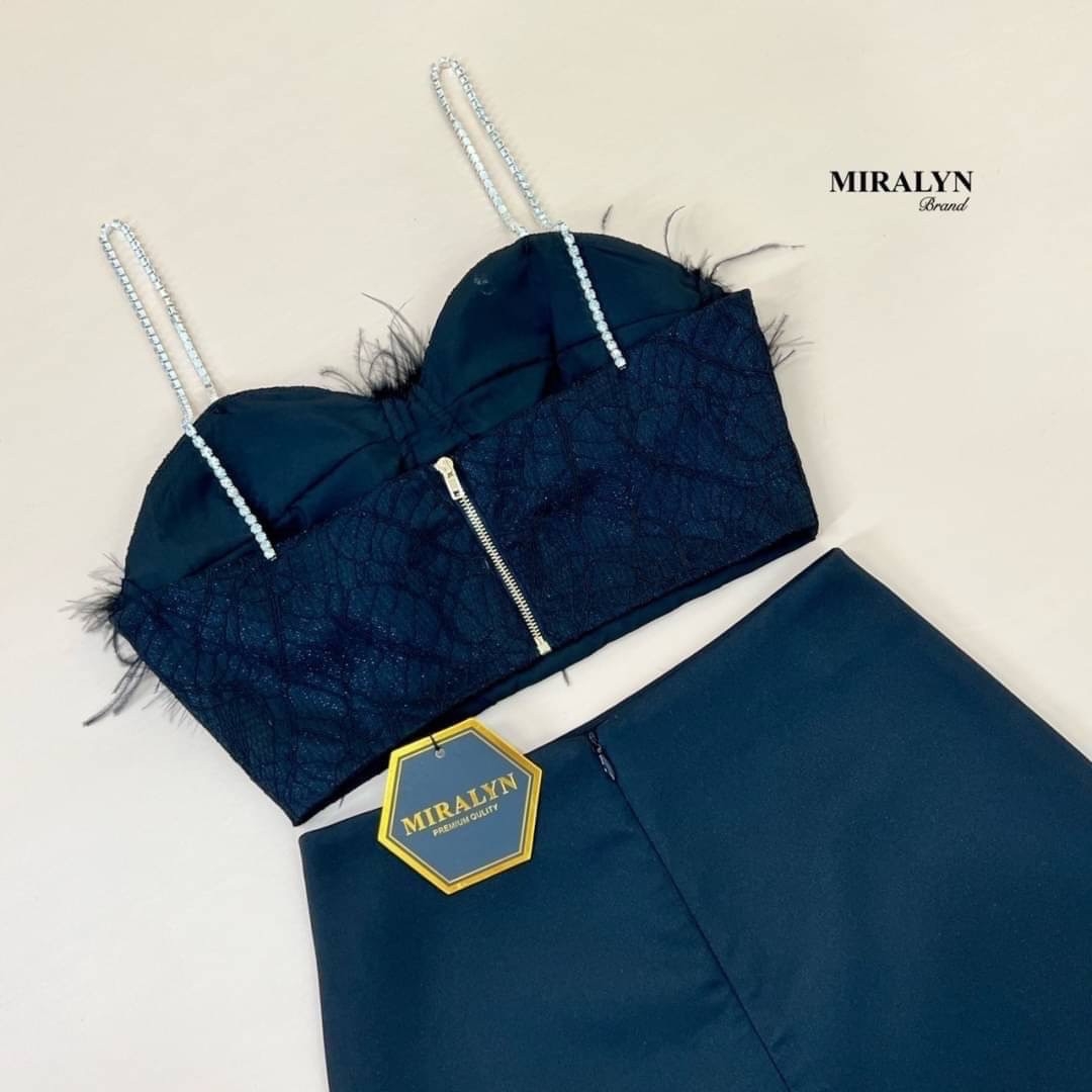 ชุดเซทแฟชั่น Set เสื้อสายเดี่ยวแต่งเพชรเม็ดใหญ่ช่วงอกแต่งขนนกงานแน่นมาก กระโปรงทรงสุดน่ารักมีเข็มกลัดโบว์