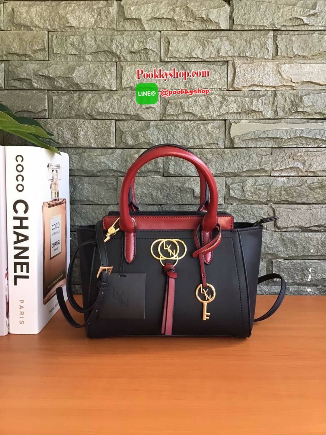 New Collection!!! LYN CROSSBODY BAG กระเป๋าสะพายไหล่ / กระเป๋าถือ ทรงปีกคอลเลคชั่นใหม่ สีทูโทน สวยโดดเด่น(!!)มาพร้อมกับรูปทรงดีไซน์สุดคลาสสิค ตกแต่งด้านหน้าห้อยพวงกุญแจ Lyn สุดเก๋ มาพร้อมกับสายสะพายยาวปรับระดับได้ เปิดปิดด้วยซิป ภายในโล่งกว้าง แยกเป็นสัดส