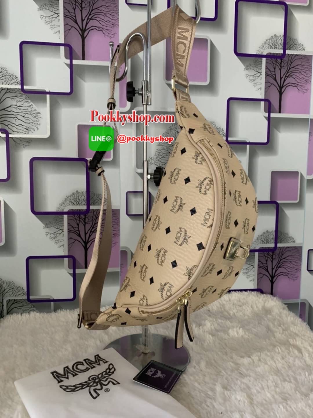 MCM Fursten ลาย Visetos กระเป๋าคาดอก/เอว ที่เข้ากับทุกไลฟ์สไตล์ จะคาดรอบเอวหรือพาดลำตัวก็ให้ลุคสตรีทแบบทันสมัย วัสดุหนังสังเคราะห์เคลือบผิวลาย Visetos หนังดีมากๆ ค่ะเปิด-ปิดด้วยซิป 2 ทาง ด้านหลังมีช่องซิปยาว 1 ซิป ด้านในโล่งกว้าง และมีช่องสำหรับเก็บของจุก