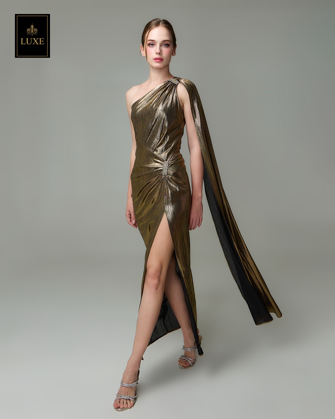 เดรสแฟชั่น แม็กซี่เดรสเสื้อไหล่เดียวทรงเข้ารูป มีผ้าเครปด้านหลัง กระโปรงทรงสอบผ่าหน้าขา