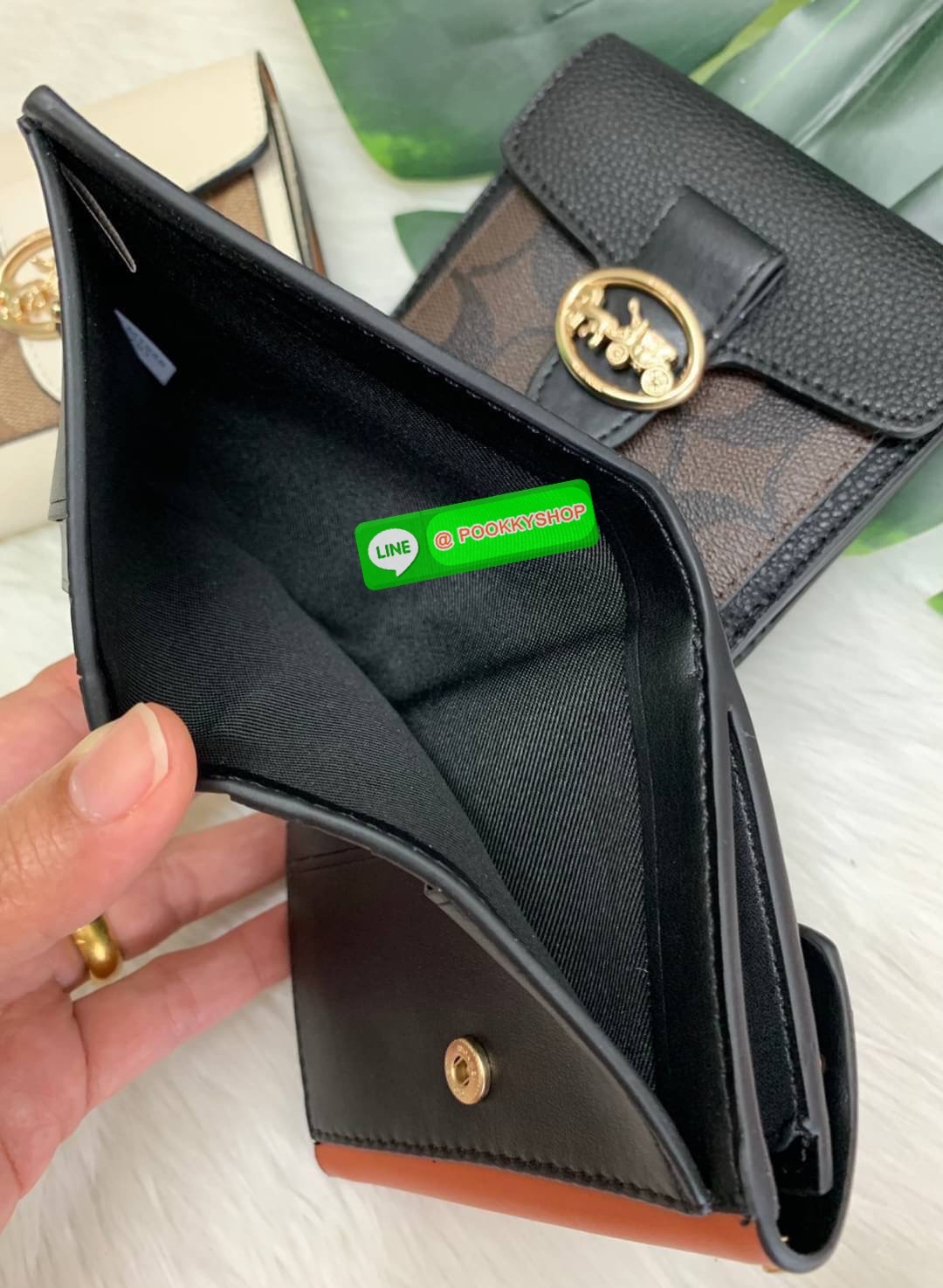 COACHGEORGIE SMALL WALLET IN SIGNATURE ((6791//7250) พร้อมส่ง!! กระเป๋าเงินใบสั้น หนังแท้ชั้นดีค่ะ! 🌈ด้านหน้าสวยหรูด้วยอะไหล่โลโก้แบรนด์ พร้อมเป็นช่องกระดุมสำหรับใส่เหรียญและช่องเสียบบัตรหนึ่งช่องนะคะ