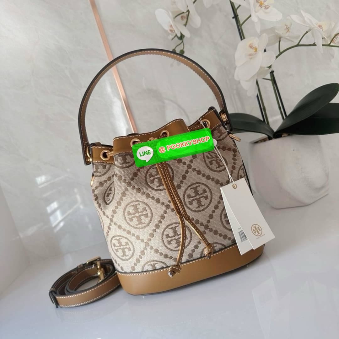 TORY BURCH T MONOGRAM JACQUARD BUCKET BAG กระเป๋าสะพาย ทรงบัคเกต รุ่นฮอต สไตล์ไหนเข้าได้ ทุกลุค วัสดุ jacquard ตัดขอบหนังแท้ ภายในเป็นช่องโล่งกว้าง ใส่ของได้เยอะหยิบจับสะดวก มาพร้อมสายสะพายข้างหนังแท้ ถอดและปรับระดับได้สะพายชิวได้ทุกโอกาส
