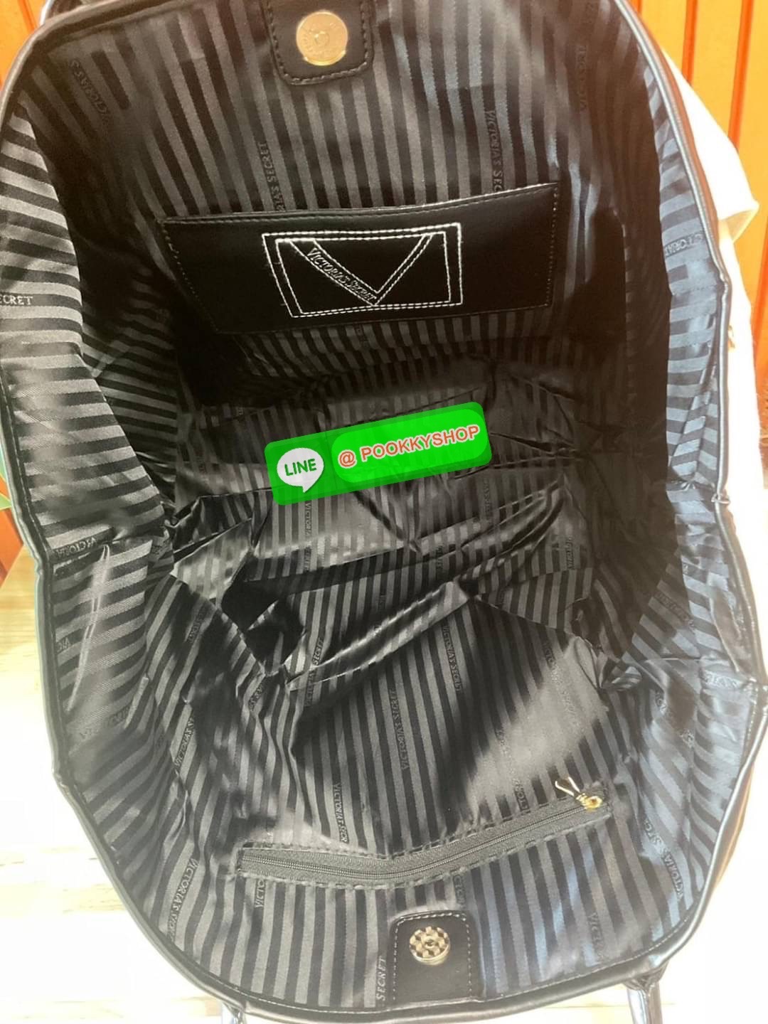 Victoria's Secret New! VS Patch City Tote - CREAM กระเป๋าทรง shopping สไตล์ victoria's secret แปลกใหม่อินเทรนด์ สินค้านำเข้า งาน ชน shop ดีไซน์สวย เก๋ น่ารัก เรียบหรู ใส่ของได้จุใจ เหมาะสำหรับสาวๆทุกคนที่มีของเยอะ งานเย็บเนี๊ยบ แข็งแรงทนทาน ใช้ไ