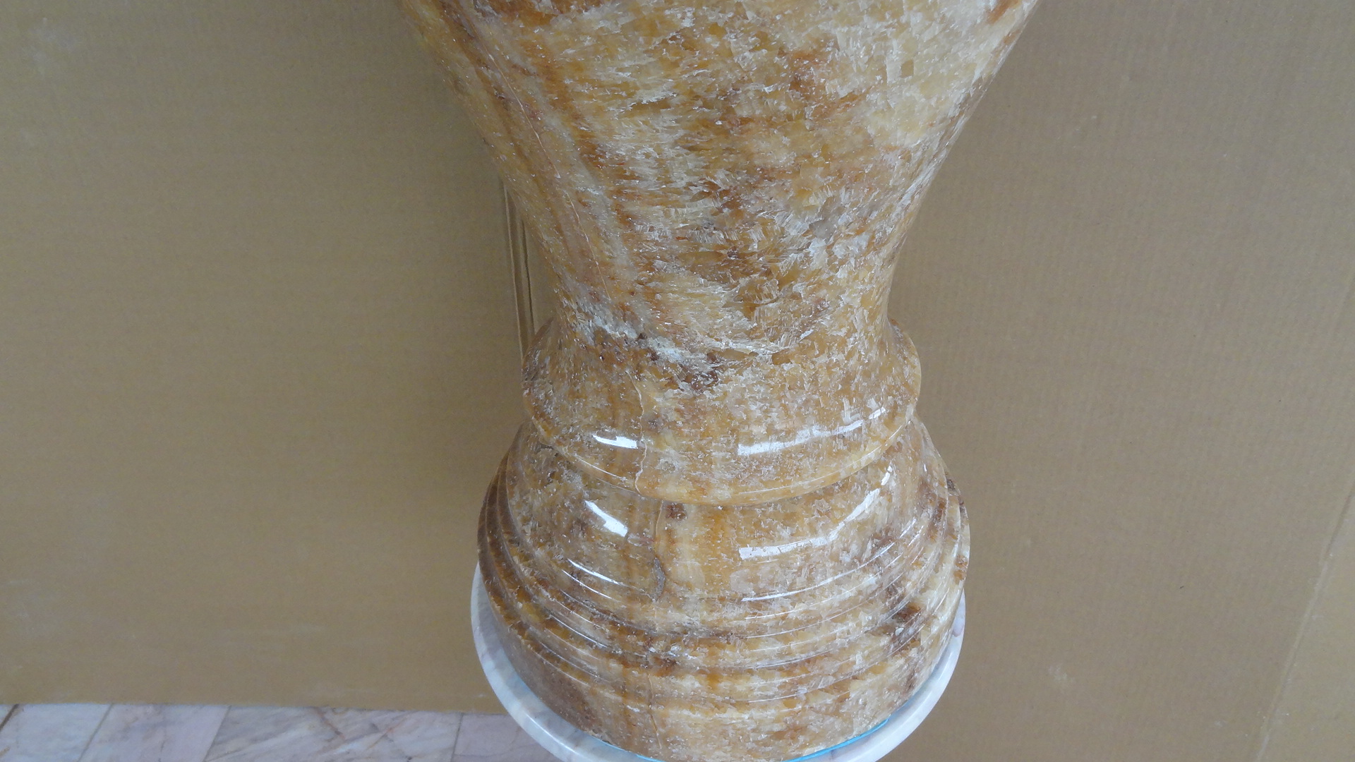 แจกันหินอ่อน สีน้ำผึ้ง ขนาดใหญ่ ขนาด สูง 100 เซนติเมตร กว้าง 40 เซนติเมตร