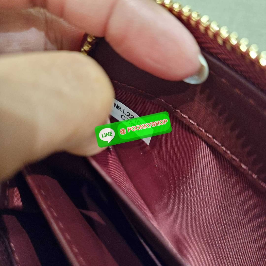 COACH C7360 LONG ZIP AROUND WALLET IN SIGNATURE LEATHER พร้อมเสิร์ฟความเลิศหรู ไม่ต้องรอพรีฯ ใหม่ล่าสุด กระเป๋าสตางค์ใบยาวกึ่งคล้องมือ สีคลาสสิค ขายดี ถือใช้คือขับผิวสุด!! วัสดุหนังแท้ปั๊มลายนูนสวยคม มาพร้อมสายคล้องมือ ถอดออกได้ ภายในใส่บัตรได้เยอะ มีช่อง