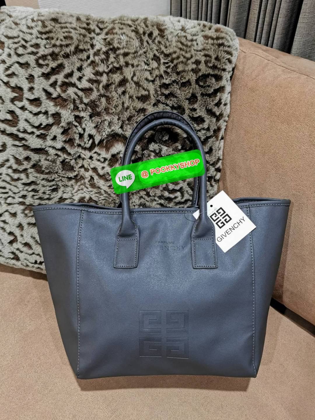 Best Seller! Givenchy Black Soft Leather Shoulder Handbags (Limited edition) กระเป๋าถือหรือสะพายพรีเมี่ยมของเเท้จาก "Givenchy Perfume Counter" วัสดุหนังนิ่มเรียบสีดำด้านหน้าปั้มโลโก้แบรนด์ GV ภายใน Polyester 100% สีดำสกรีนโลโก้สวยดูดี เปิดปิดด้ว