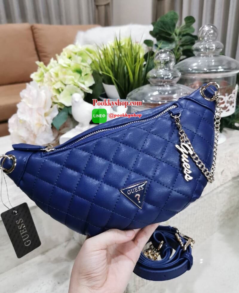 NEW ARRIVAL! Guess Kyli Fanny Pack Belt Bag 2019 กระเป๋าสะพาย/คาดเอว/คาดอกรุ่นใหม่ล่าสุดจาก GUESS FACTORY วัสดุหนังเเกะสังเคราะห์แบบนิ่มลายตารางเปิดปิดด้วยซิป ด้านหน้าประดับโซ่ห้อยโลโก้ดูมีดีเทล ด้านหลังมีช่องซิป ภายในมีโลโก้และช่องซิป สะพายได้หลายแบบไม่จ
