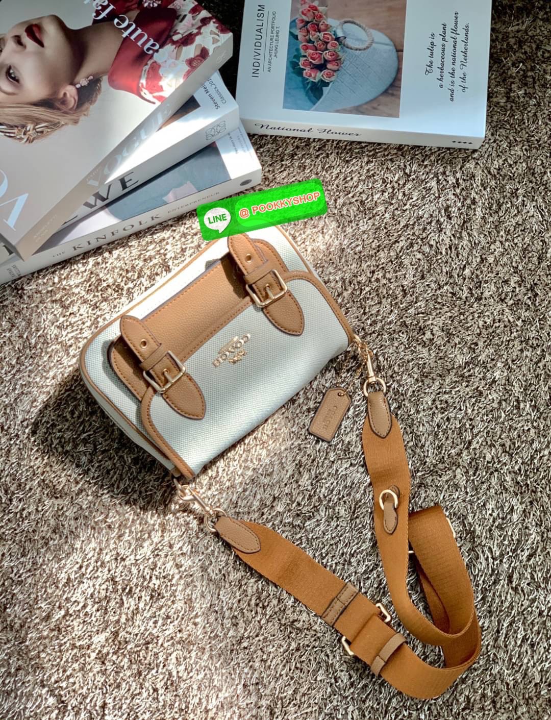 COACH LUCY CROSSBODY BAG((CA622)) 🔹พร้อมส่ง กระเป๋าสะพายแบบครอสบอดี้ร์ ทรงเก๋ วัสดุ แคนวาส+หนังแท้ ได้ลงตัวสวยงาม 🔹เปิดปิดกระเป๋าแบบกระดุมแป๊กสองข้าง ภายในมีข่องให้ใส่ของ3ช่องด้วยกัน ช่องค่อนข้างกางออกได้กว้าง จุของได้หลายอย่างเลยค่ะ มีช่อ