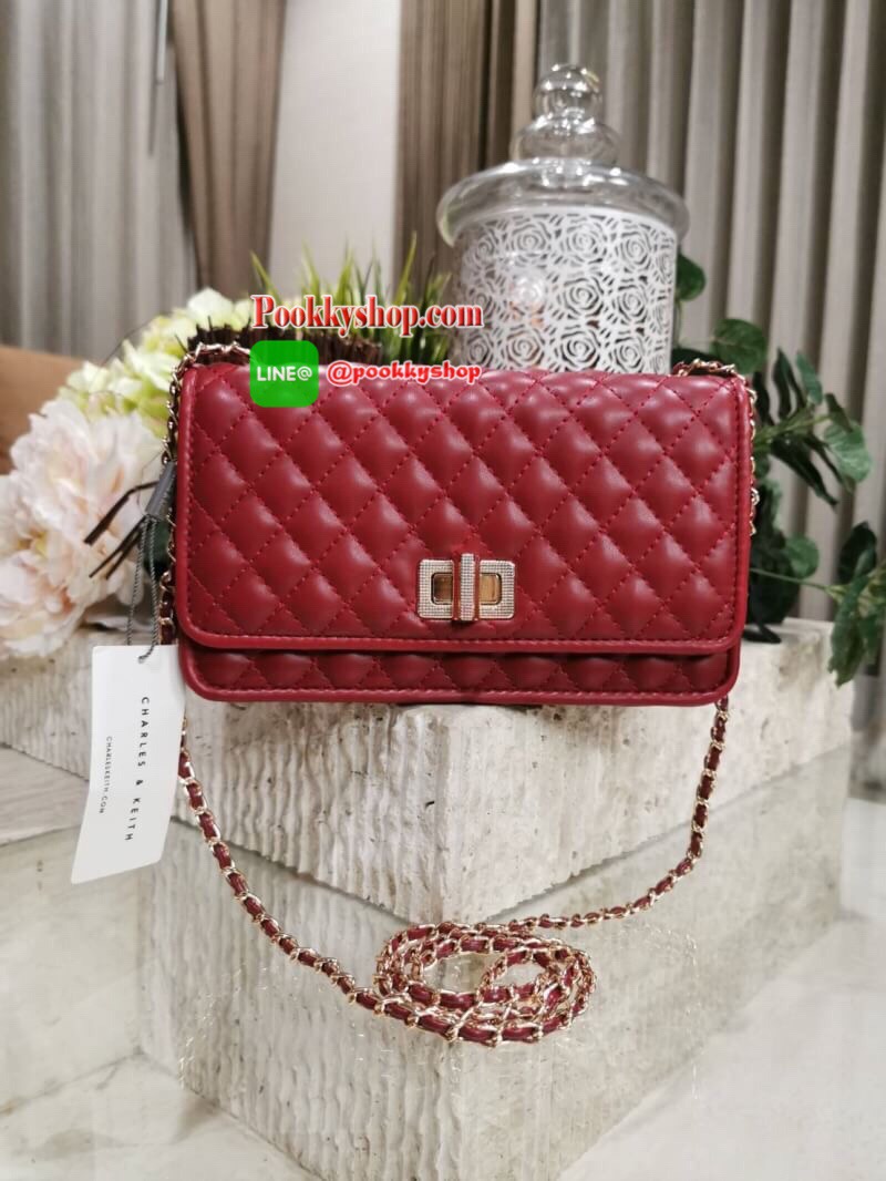 พร้อมส่ง! BEST SELLER! CHARLES & KIETH MINI CLUTCH BAG กระเป๋าสะพายทรงคลัชรุ่นยอดนิยมดีไซน์คลาสสิควัสดุหนังนิ่มลายตารางสวยอยู่ทรงขนาดมินิสไตล์ Chanel เปิดปิดด้วยตัวล๊อคแบบบิดอะไหล่ทอง ด้านหลังประดับโลโก้แบรนด์สวยดูดี มาพร้อมสายสะพายโซ่ร้อยหนัง Crossbody ไ