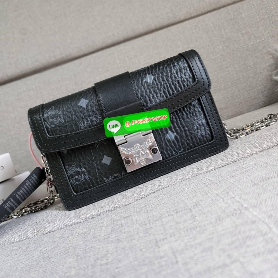 MCM Gretl Cossbody in visetos กระเป๋า Gretl กระทัดรัด ไอเทมใหม่ สุดฮิต ที่สาวๆต้องมีคะ วัสดุหนังแคนวาส ตัดหนังแท้ มาพร้อมสายสะพายโซ่อะไหล่สลับหนัง ข้างช่องโล่งสามารถใส่มือถือ iPhone Pro max ได้เหมาะสำหรับสะพายเที่ยวชิวๆในวันหยุดพักสบายๆ สีน้ำตาลคอนยัคทีแม