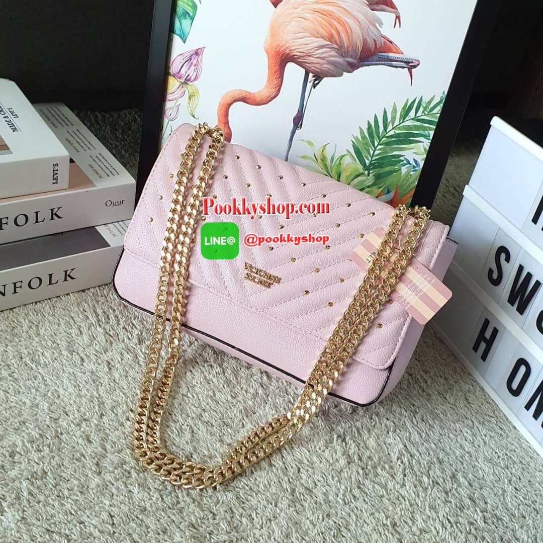 NEW ARRIVAL 2019 !! VICTORIA SECRET CROSSBODY BAG แบรนด์ดังจากอเมริกาสุดฮิตของวัยรุ่น กระเป๋าสะพาย หนังสังเคราะห์นิ่มอยู่ทรง อะไหล่ทอง ด้านหน้าประดับชื่อโลโก้แบรนด์ ขนาดน่ารักกำลังดี เปิดปิดด้วยฝากระดุมแม่เหล็ก ภายในบุลายปั้มแบรนด์ มีช่องเล็กใส่ของจุกจิก