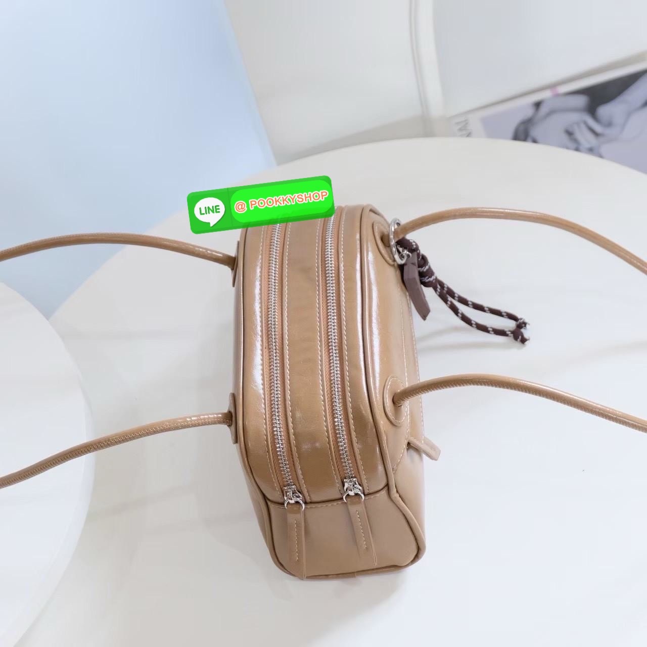 🌙 NEW IN — KEEP “Moonlight” Bowling Bag สไตล์มินิมอล เรียบแต่ดูแพง สะพายได้ทุกลุค ทุกโอกาส ✨ 👜 ดีไซน์ทรง Bowling สุดคลาสสิก ที่ทั้งใช้งานง่ายและมีโครงสวยตั้งทรง ทำจาก หนังสังเคราะห์ไมโครไฟเบอร์ Smooth Nano Oily สัมผัสเรียบเนียน น้ำห