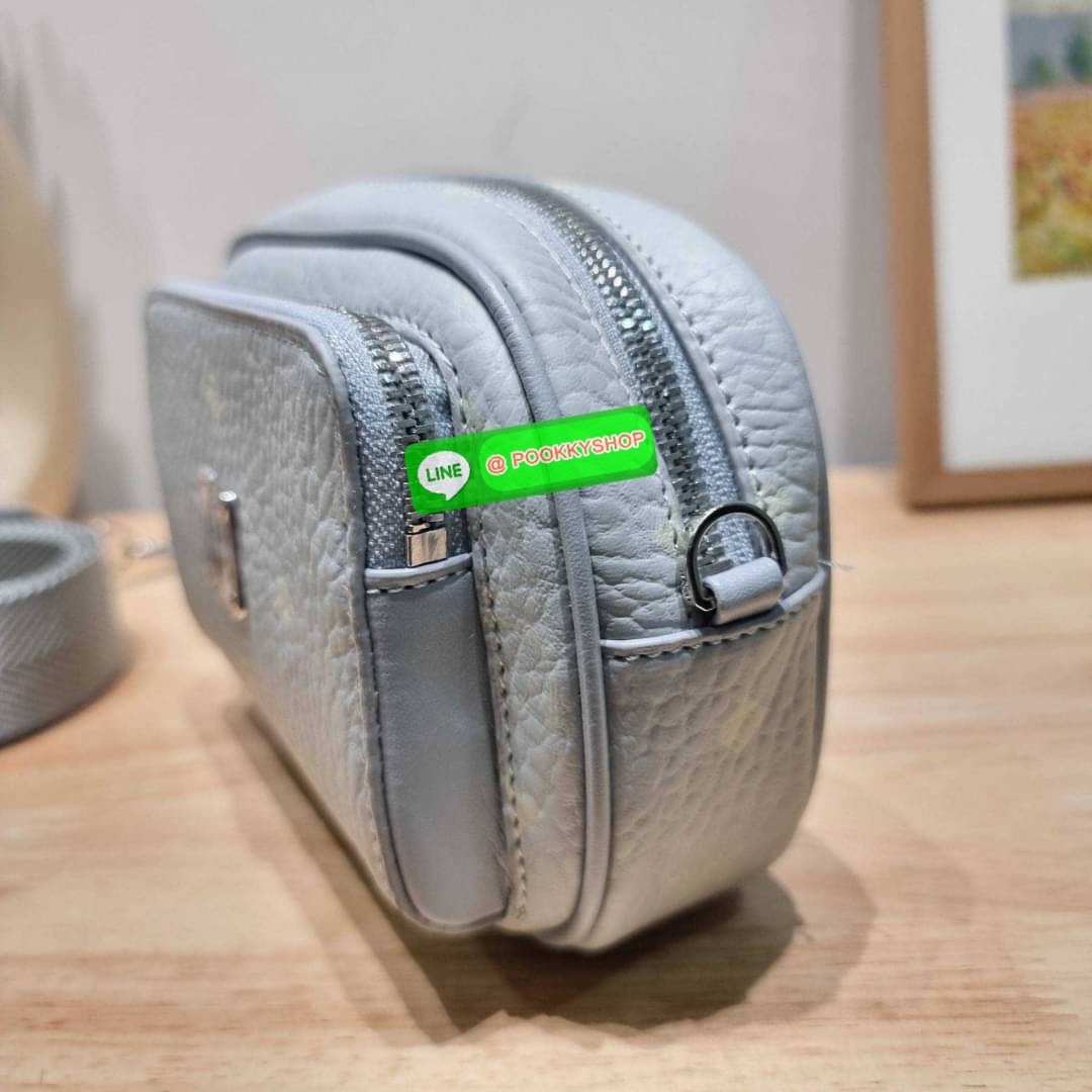 MCM X-MINI KLASSIK CROSSBODY BAG IN VISETOS รุ่นยูนิเซ็กส์มาแล้วจ้า!! ไซส์นี้ใช้ได้ทั้งหนุ่มๆสาวๆไปเลย กระเป๋าสะพายข้างทรงครอสบอดี้ ใบเล็กขนาดกะทัดรัด วัสดุหนังแคนวาสคุณภาพดี มีช่องหลัก 2 ช่อง ภายในมีช่องย่อยให้ 1 ช่อง มาพร้อมสายสะพายสปอร์ตที่ดีไซน์หรูไม่