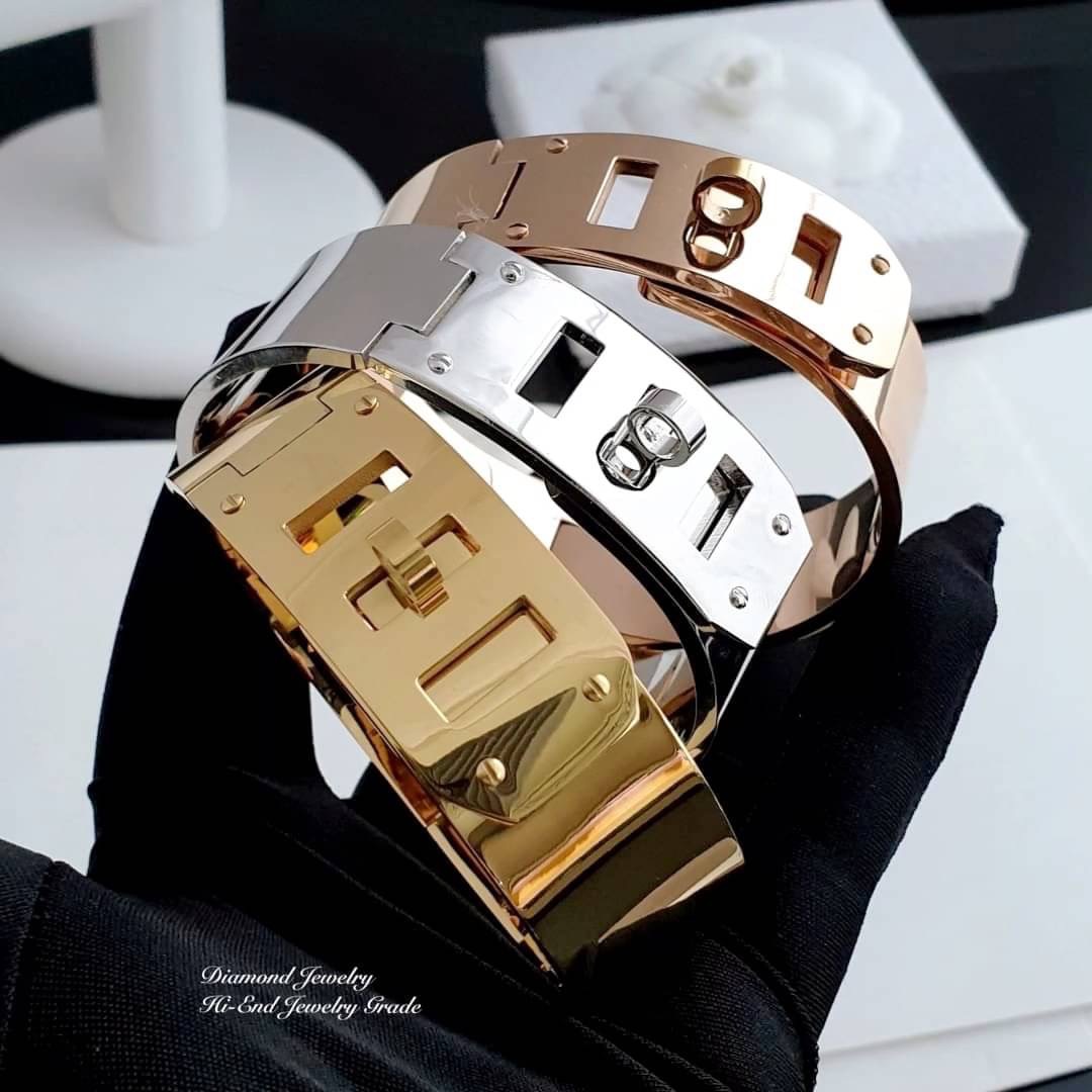 Super Hi-End Quality !!!!! ((งาน 1:1 เกรดดีที่สุดในท้องตลาด)) กำไล Hermes งานซุปเปอร์ไฮเอนคะ รุ่นนี้แนะนำเลยนะคะ งานสวยมากกกกกกถึงมากที่สุดค่ะ มีแสตมครบ เป็นแสตมลึกไม่ใช่สกรีนนะคะ งาน stainless steel แท้ทั้งวง !! ย้ำนะคะ ว่างานสวยมากกกกกก ที่สุดค่ะ แม่ค้า