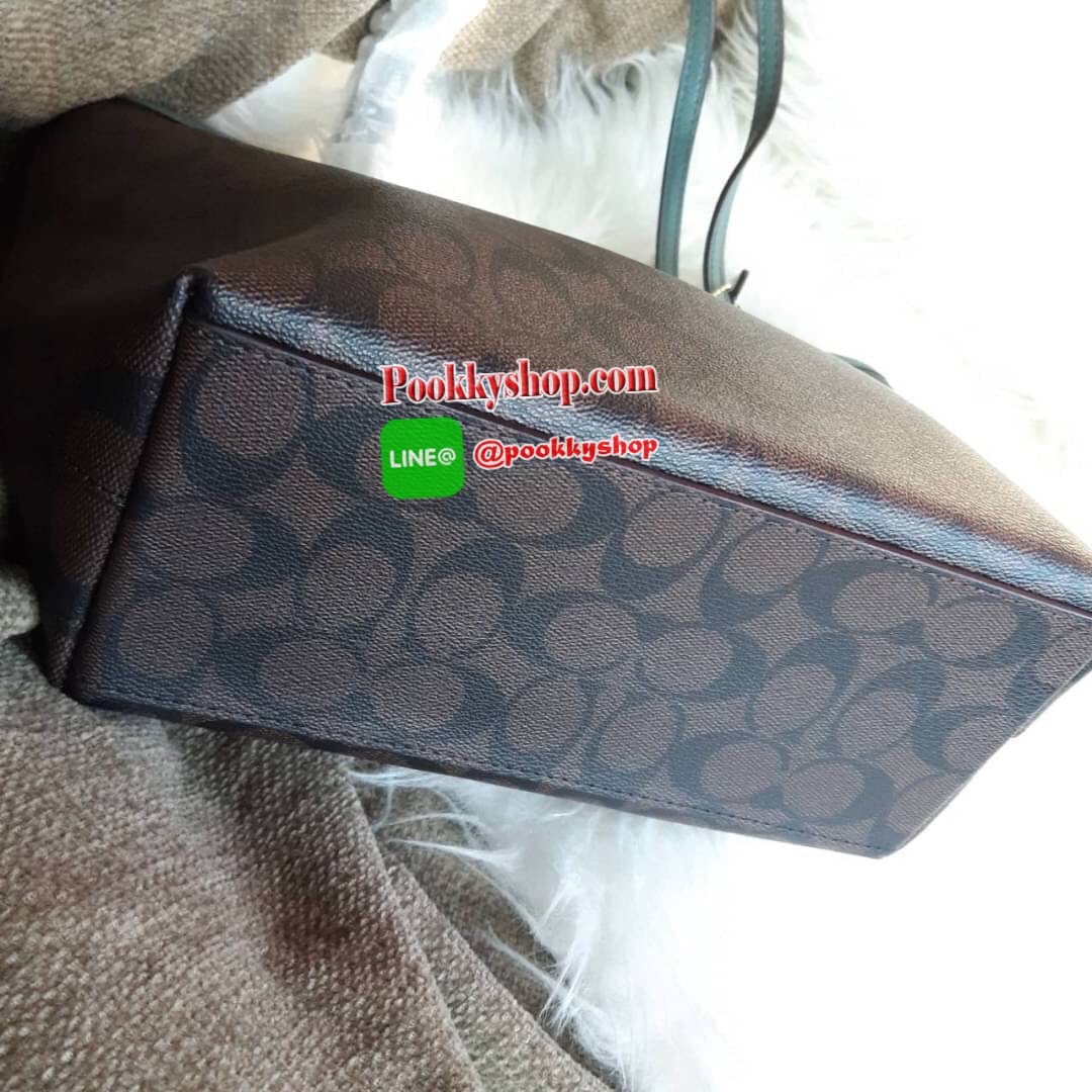 COACH F22969 MINI CITY ZIP TOTE IN SIGNATURE CANVAS กระเป๋าถือทรงโท้ท ไซส์มินิ น่ารักน่าใช้ สะพายคล้องไหล่ได้เก๋ๆ เห็นใบเล็กแบบนี้ จุของแน่นๆไปเลยจ้า!! 😘 สีสวยคม วัสดุหนังแคนวาสคุณภาพ ปากกระเป๋าเปิด-ปิดด้วยซิป กันของหล่นได้ ถือไปไหนก็ได้ ถ่ายรูปชิ