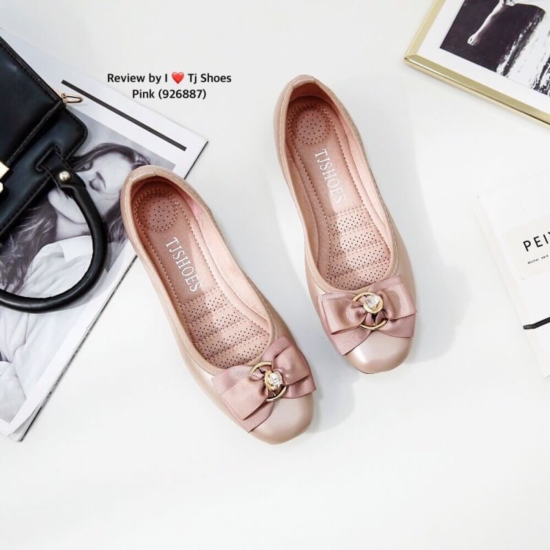 ใครชอบเกร๋ๆน่ารักๆ ใส่นุ่มเบาสบายต้องคู่นี้เลยจร้า พร้อมส่ง รองเท้าคัชชูเพื่อสุขภาพ รุ่นนี้เป็นงานสั่งทำพิเศษใช้วัสดุเกรดดีทั้งคู่ หนังนิ่มมากกกกก บิดได้งอได้ ส้นเกรด A พื้นบุนิ่มมีรูระบายอากาศใส่แล้วไม่อับเท้า น้ำหนักเบา ใส่นุ่มเดินสบายเท้ามากๆ ใส่แล้วปั