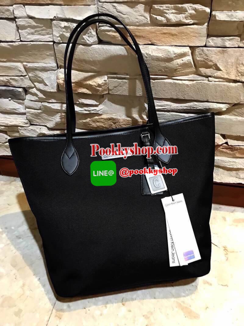 CALVIN KLEIN" JEANS TOTE BAG (Size M) กระเป๋าสะพาย Calvin Klein Jeans Limited Edition จาก Calvin Klein Jeans วัสดุ Polyester คุณภาพดีเนื้อหนาน้ำหนักเบา ด้านหน้าประดับโลโก้ Calvin Klein Jeans พร้อม TAG ห้อยที่หูหิ้วดูมีดีเทล เปิดปิดด้วยซิปสะดวกใช้ หัว