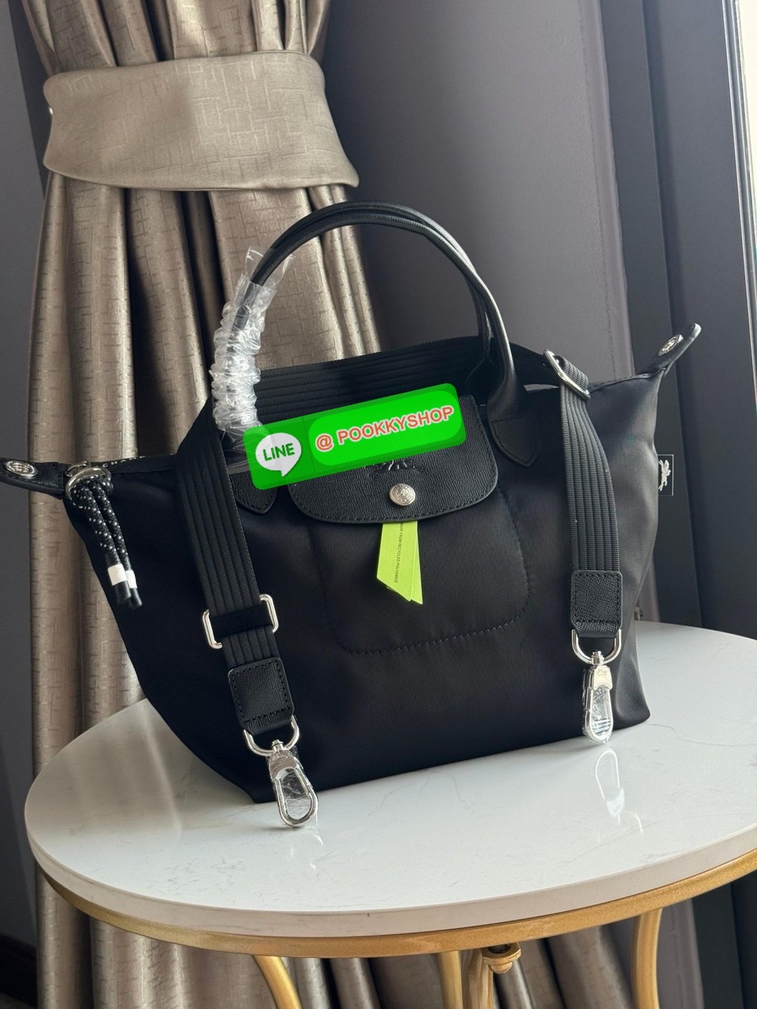 Longchamp LE PLIAGE ENERGY S HANDBAG LE PLIAGE รีไซเคิล ECONYLสไตล์สปอร์ต ทันสมัย และใช้งานได้จริง น้ําหนักเบา กระเป๋าใบนี้เป็นเครื่องประดับที่มีเสน่ห์ในอุดมคติที่จะติดตามคุณในทุกกิจกรรมยามเย็นของคุณ มาพร้อมกับสายสะพายไหล่ปรับได้ สามารถพกพาได้ ทั้งแบบถือแ
