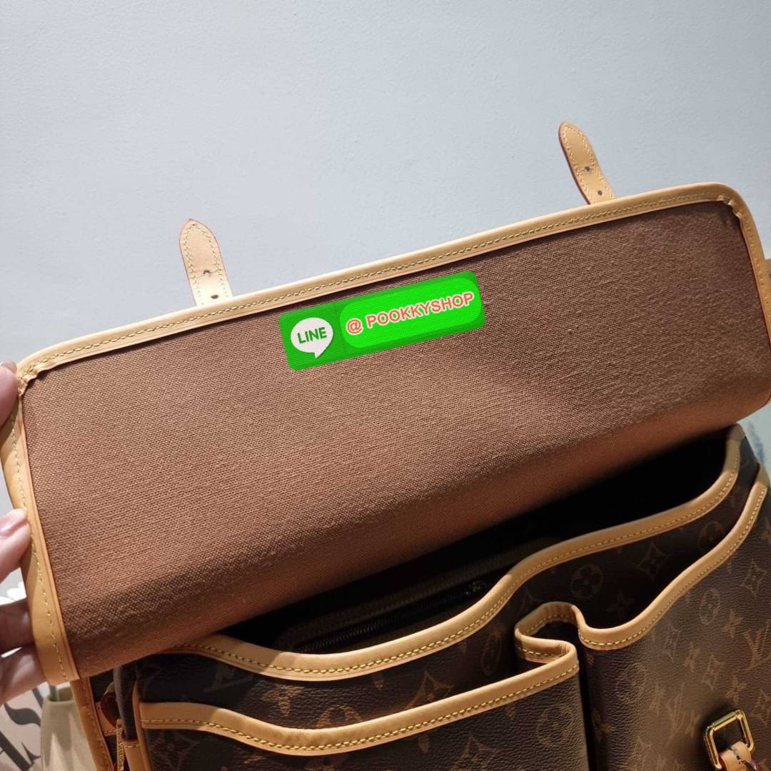 LV GIBECIERE CROSSBODY BAG กระเป๋าสะพายข้างใบใหญ่ ทรงแมสเซนเจอร์ เอาใจหนุ่มๆ ดีไซน์วินเทจ ย้อนยุค คลาสสิคไม่มีเบื่อ วัสดุหนังแคนวาส ทนทาน เปิด-ปิดด้วยสายคาดปรับระดับได้ ภายในมีช่องแบ่งเป็นสัดส่วนอย่างดี มีช่องซิป สายสะพายปรับได้ตามชอบ ใส่ของได้เลยแบบจุใจ