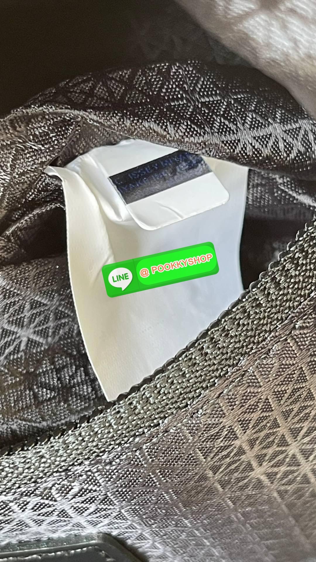 Bao Bao Issey Miyake Daypack geometric backpack กระเป๋าเป้ทรงคลาสสิก รองรับน้ำหนักได้ดี เหมาะกับการเดินทาง เป้สะพายหลังรุ่น Daypack One-Tone Backpack มาในรูปทรงกระเป๋าเป้สุดคลาสสิก โดดเด่นด้วยการออกแบบที่เป็นเอกลักษณ์ วัสดุสามเหลี่ยมขนาดเล็กพิเศษ ได้กลิ่น