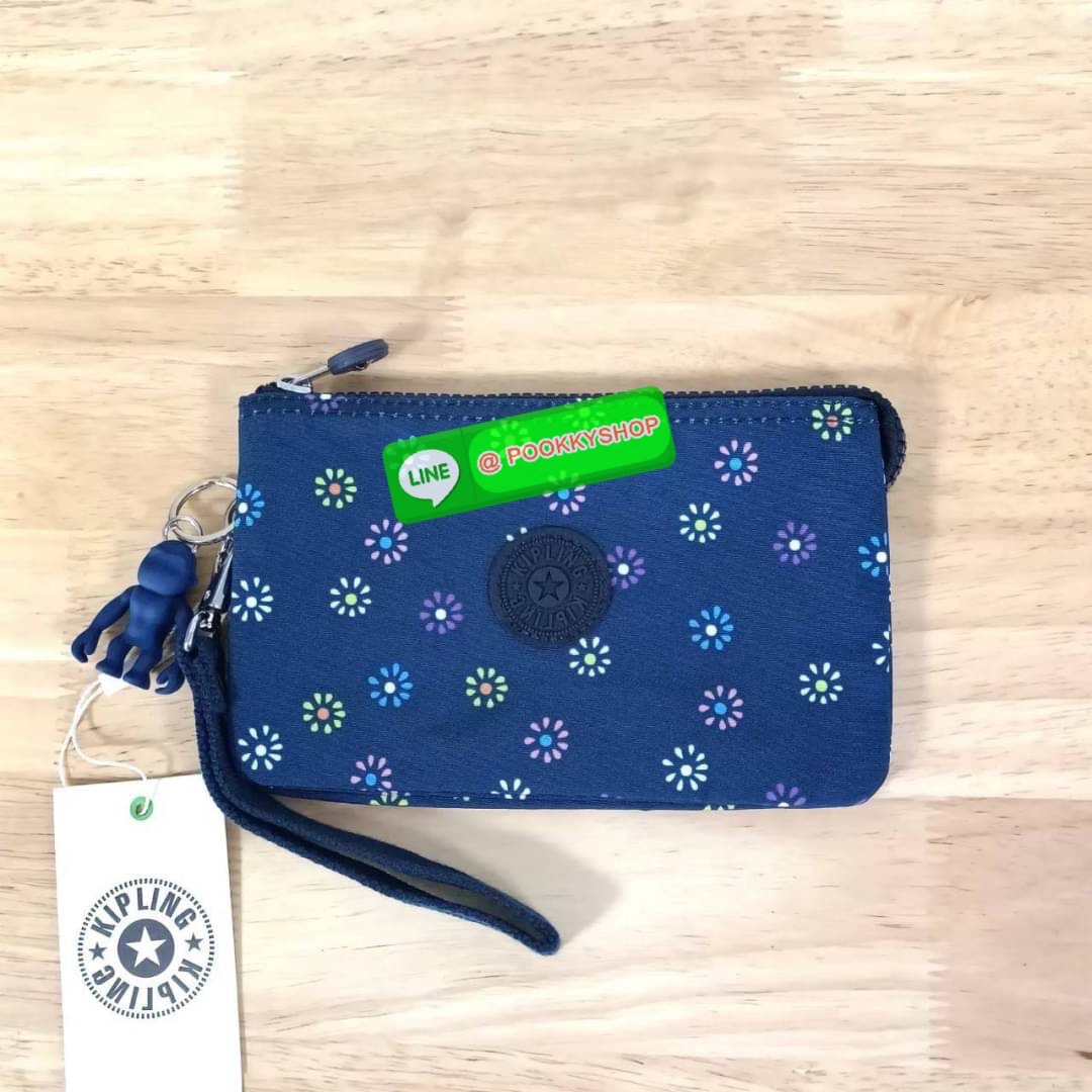Kipling Creativity Large Pouch วัสดุ Nylon 100% กระเป๋าคล้องมือขนาดพอเหมาะ 7.25 นิ้ว พกพาสะดวก เปิด-ปิดด้วยซิปเดียวใช้งานง่าย ด้านในมีช่องกว้าง 2 ช่องและช่องซิปเล็กตรงกลางอีก 1ช่อง ใช้งานได้สะดวก สามารถใส่มือถือ 7.5 นิ้วได้ กุญแจรถ ธนบัตรได้ ล็อตนี้มาพร้อ