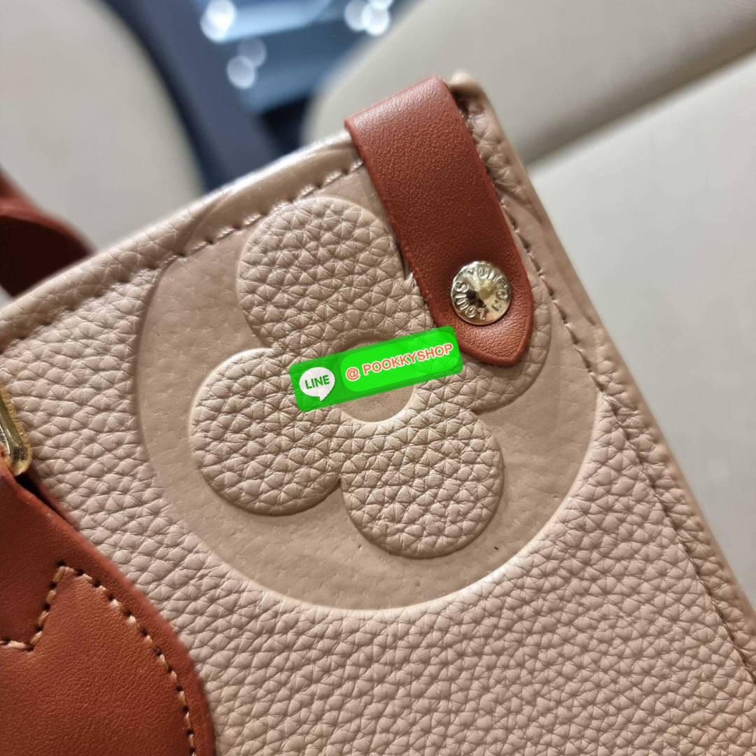 New arrival!! LV crossbody tote bag ดีไซน์สวยคม สมราคา ดูแพงไปอีก ด้วยดีเทลลายของหนัง crossgrain กระเป๋าทรงโท้ทจากเคาน์เตอร์ dutyfree คลาสสิค ผู้ดียืนหนึ่ง โทนสีใช้งานง่าย แมทช์ได้ทุกลุค มาพร้อมหูจับในตัว แบบหูหิ้ว และหูยาวสำหรับสะพายไหล่ เก๋มาก ชิคมาก ภา