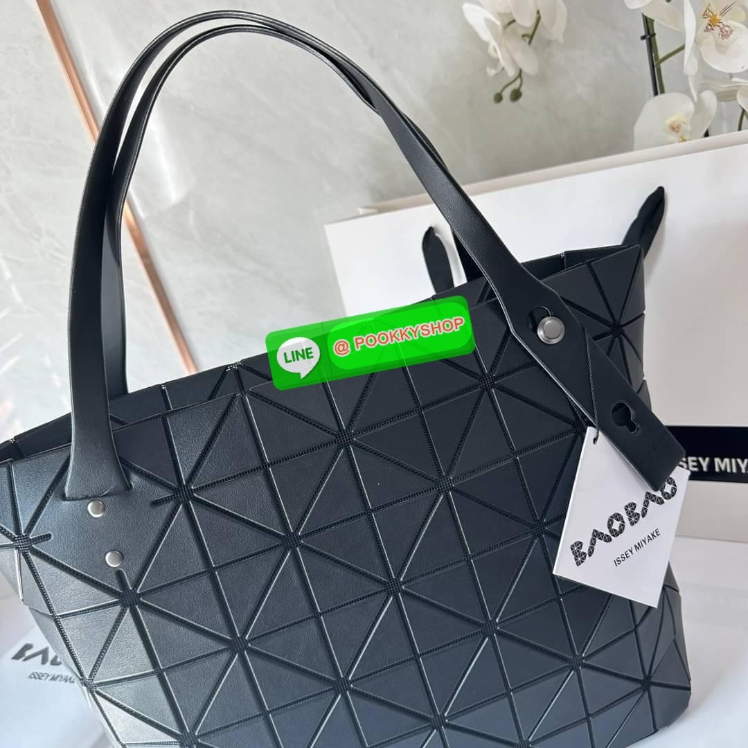 Bao bao Issey Miyake Rock Matte กระเป๋า Bao Bao ซีรีส์นี้จะเป็นทรงสี่เหลี่ยมผืนผ้าและทรงสี่เหลี่ยมจัตุรัส น้ำหนักเบา มีซิปปิดด้านบน ถือเป็นรุ่นที่เหมาะกับการใช้งานในชีวิตประจำวัน สามารถพับมุมและบริเวณด้านล่างของกระเป๋าเพื่อเพิ่มความสะดวกสบายในการใช้งาน ทั