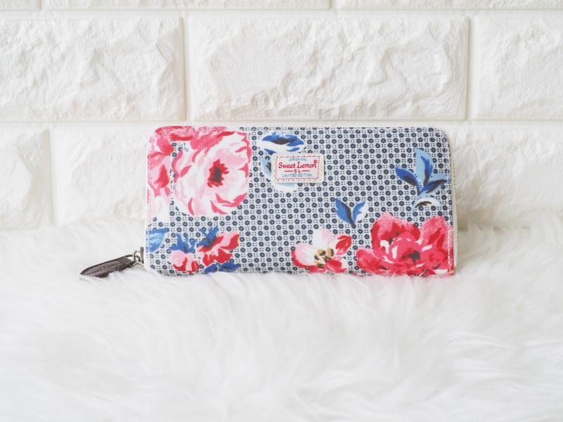 กระเป๋าสตางค์ใบยาว ลายเข้าใหม่ ✔️ทรงยาว 1 ซิบ เสริมดวงให้เก็บเงินได้ดี ✔️ใส่ธนบัตรได้ไม่ต้องพับ เรียงกันสวยงาม ✔️8 ช่องใส่บัตร + 2 ช่องใหญ่ ✔️1 ช่องซิบใส่เหรียญ