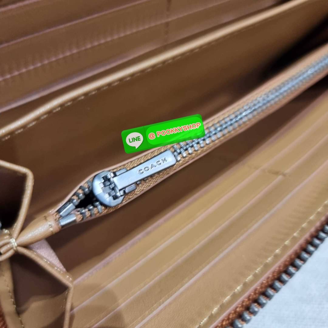 COACH C3548 LONG ZIP AROUND WALLET WITH HORSE AND CARRIAGE พร้อมเสิร์ฟความหรู กับคอลใหม่ สีสวย ผู้ดีขับผิวมาก กระเป๋าสตางค์ใบยาวกึ่งคล้องมือ เรียบหรู โดดเด่นด้วยโลโก้เอกลักษณ์ วัสดุหนัง pepble ทนทาน มาพร้อมสายคล้องมือ ถอดออกได้ ภายในใส่บัตรได้เยอะ มีช่องซ