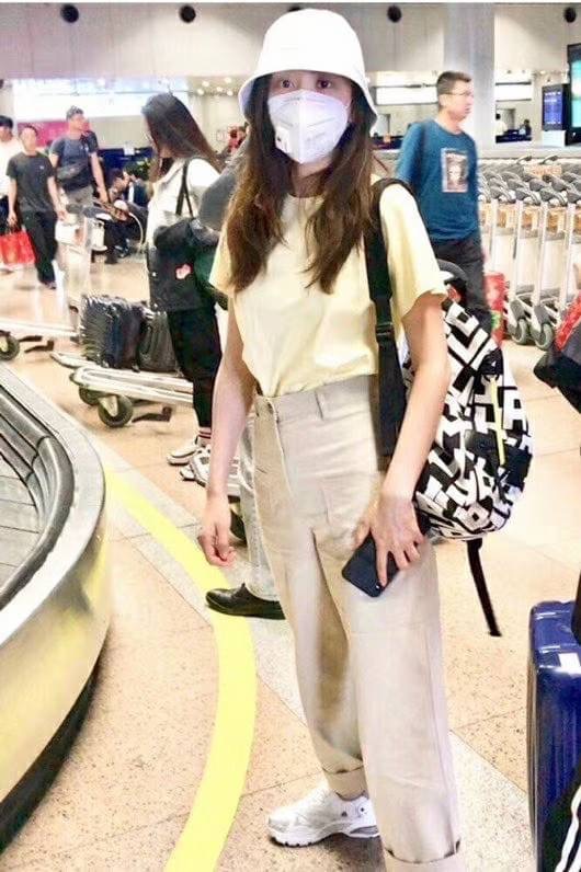 LONGCHAMP LE PLIAGE LGP BACKPACK รายละเอียด • วัสดุ: ผ้าใบ • อะไหล่: นิกเกิล • ตัวกระเป๋า: ผ้าใบโพลีอะไมด์เคลือบด้านใน • ตกแต่ง: หนังวัว รายละเอียดภายนอก • การปิด: ด้วยซิป • สายสะพาย: เลื่อนปรับระดับได้ • ช่อง: 1 ช่องซิป ภายใน • ช่องใส่ของ: 1 ช่อง ช่องด้า