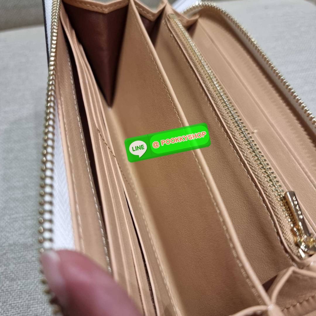 COACH C8695 LONG ZIP AROUND WALLET IN SIGNATURE CANVAS WITH MYSTICAL FLORAL PRINT พร้อมเสิร์ฟความหรู กับคอลใหม่ล่าสุด กระเป๋าสตางค์ใบยาวกึ่งคล้องมือ มาในดีไซน์ผู้ดี เรียบหรู ถือใช้แล้วขับผิวมาก ลวดลายดอกไม้คละเคล้าสวยงาม วัสดุหนังแคนวาสเคลือบลาย มาพร้อมสา