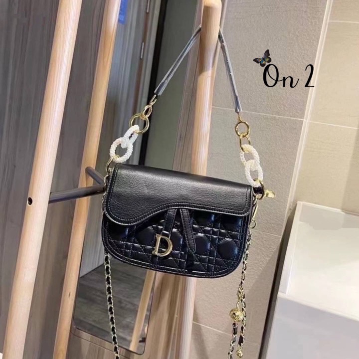 Dior bag กระเป๋าสะพาย Dior หนังนิ่มสวย แต่งอะไหล่สีทองสวยมากค่ะ ปั๊มทุกจุด มาพร้อมสายสะพาย2 สาย สะพายแบบ cross body หรือสะพายข้างได้ค่ะ
