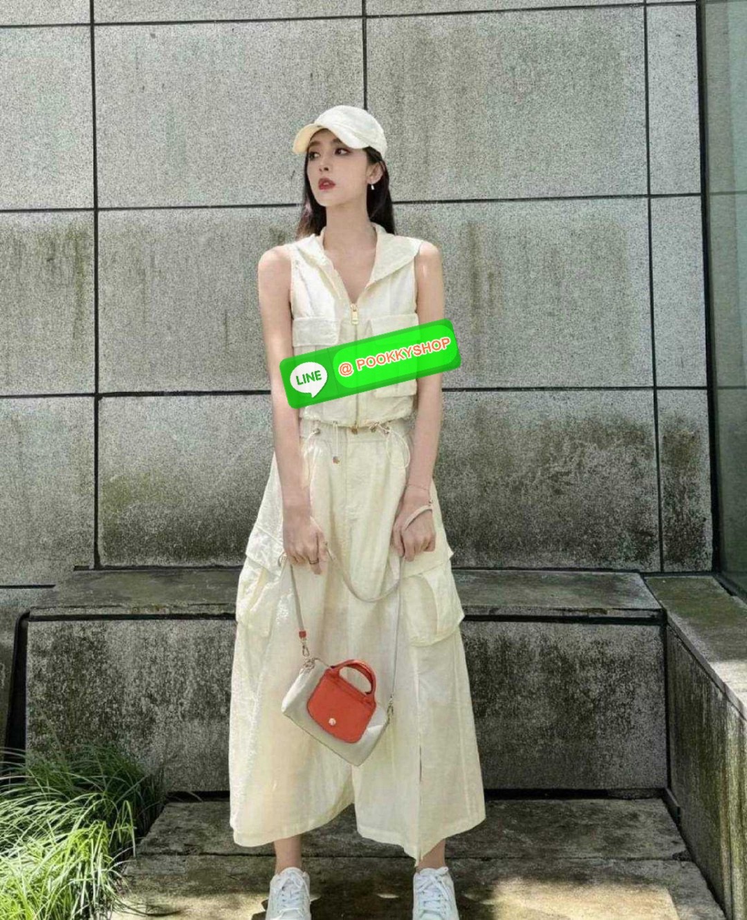 Longchamp le pliage xtra XS leather crossbody bag 🔆 Details มาใหม่! กับกระเป๋าถือ/สะพายรุ่นยอดฮิต ที่มาในดีไซน์ทูโทน โดดเด่นมีกิมมิค น่ารักน่าใช้สุดๆ รูปทรง cylinder ใช้งานง่าย ฝากระเป๋ามีช่องเล็กๆให้ได้ใส่บัตร ใส่ธนบัตรแบบหยิบจับง่ายๆ ช่องหลักเป็