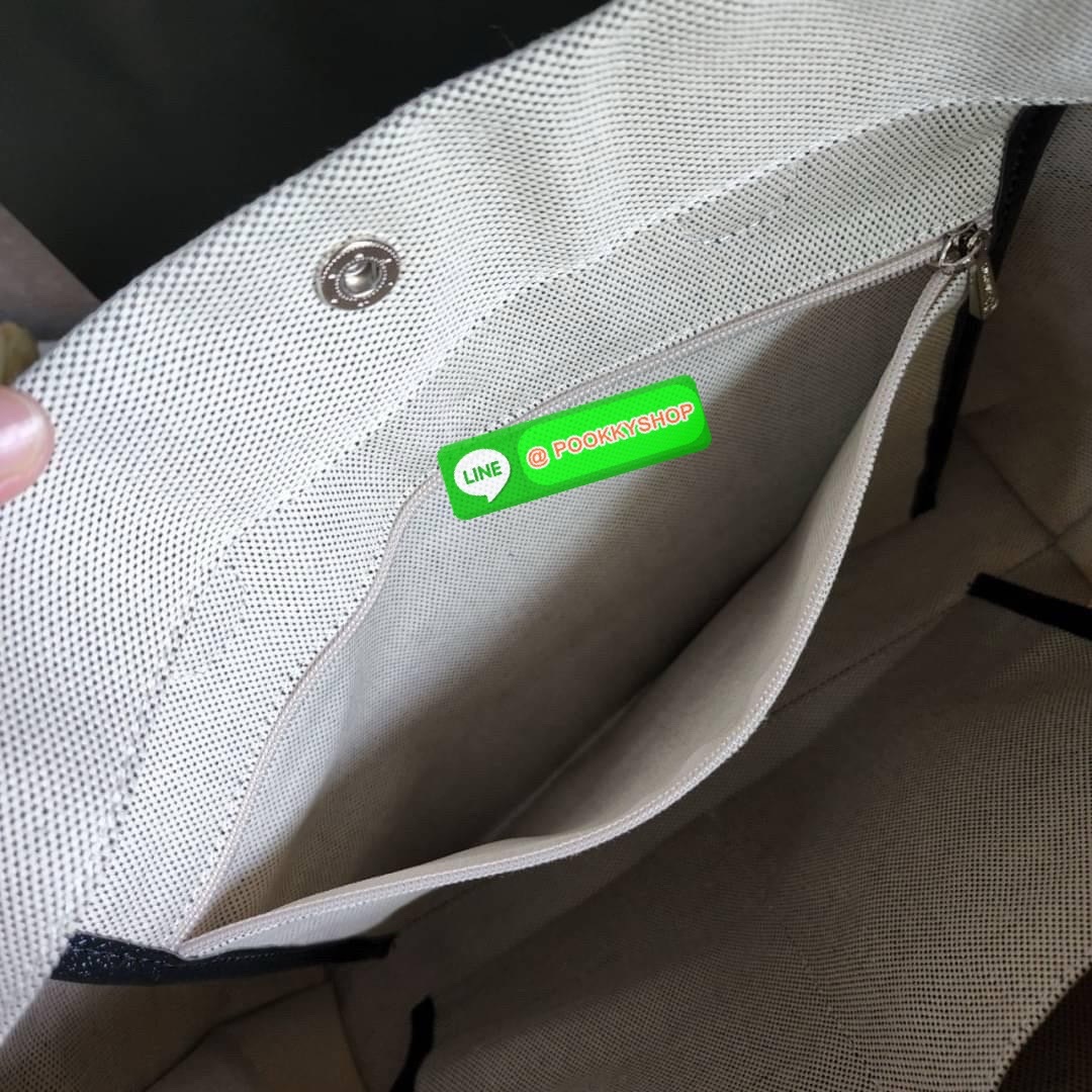 LONGCHAMP ESSENTIAL TOILE SHOULDER BAG L ECRU กระเป๋าสะพายไหล่ ใบใหญ่ สาวสายแบกไม่ควรพลาด ใส่เอกสาร แล็บท๊อป แฟ้มงานหรืออื่นๆใบเดียวจบคะ กระเป๋ามีความยืดหยุ่นและน้ำหนักเบา ปิดด้วยระบบสแน็ปอิน Longchamp ได้ปรับปรุงไลน์ผลิตภัณฑ์ ROSEAU อันเป็นสัญลักษณ์ใหม่ท