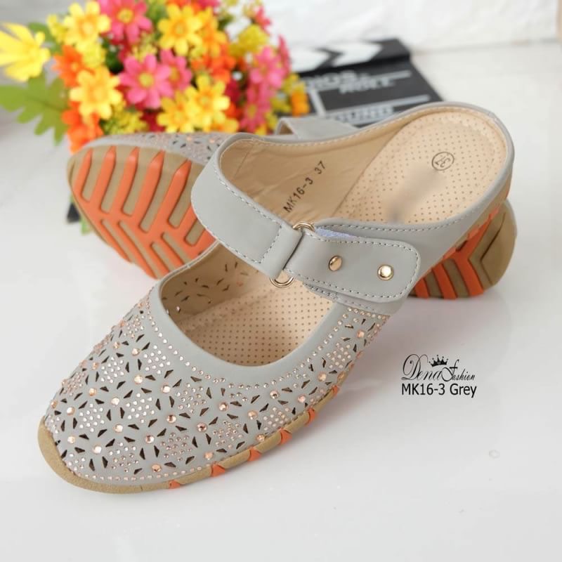 MK16-3 เปิดส้นหน้าเพชร น่ารักแบบเก๋ๆ คัชชูเปิดส้นเตี้ยตกแต่งด้วยเพชรหน้าเต็ม สวมใส่สบาย สายคาดหน้าแบบเข็มขัดปรับความกระชับได้อีกนิดด้วยเมจิกเทปเพียงดึงแปะง้ายง่าย