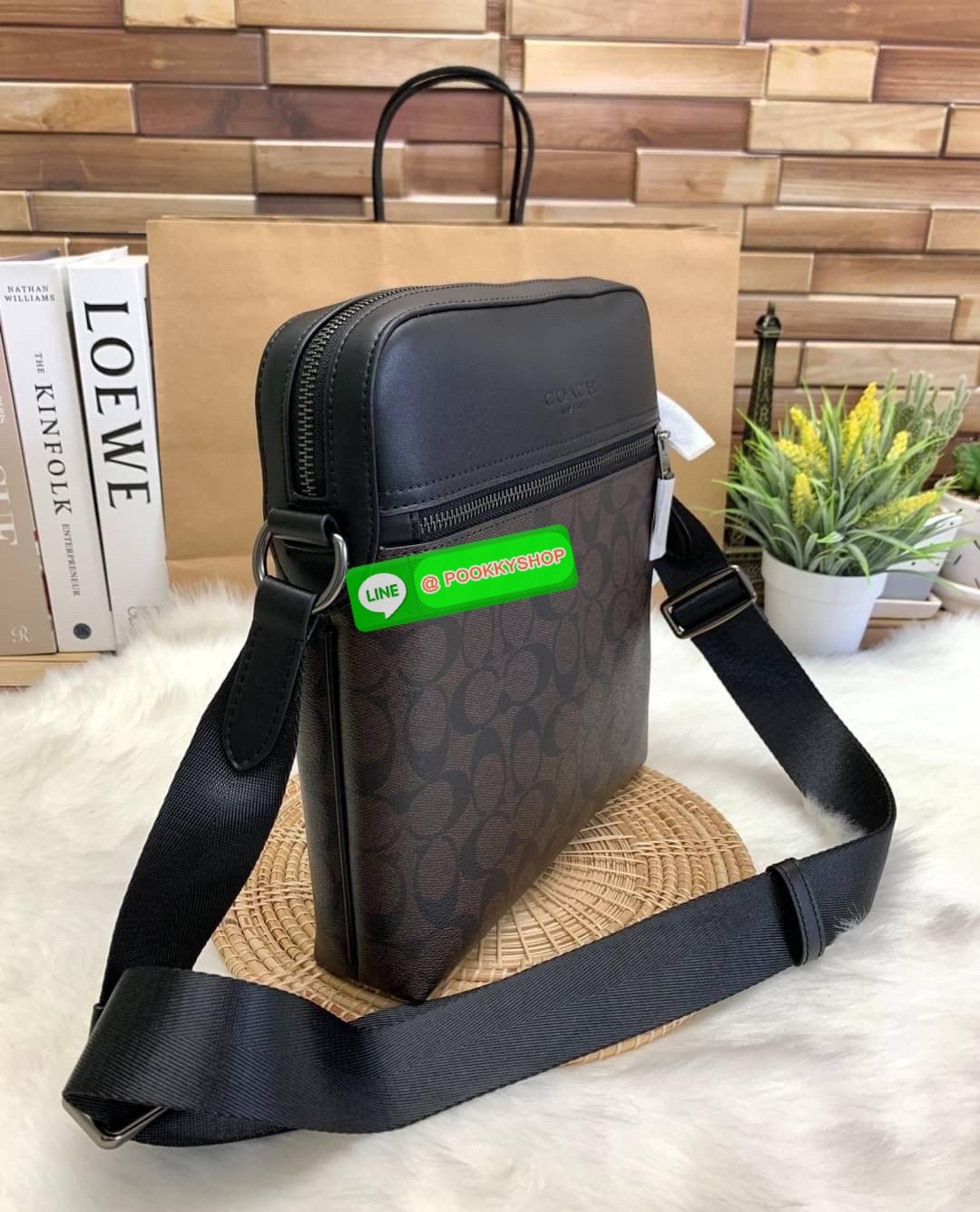 COACH Houston Flight Bag In Signature ((73336)) พร้อมส่งอีกครั้งค่ะ รุ่นที่คุณผู้ชายต้องมีติดตัว! กระเป๋าสะพายครอสบอดี้ร์ หนังแท้ หนังนิ่มดีค่ะ ด้านหน้าเป็นช่องซิปยาวให้หนึ่งช่อง เปิดปิดกระเป๋าแบบซิปภายในโล่ ใส่ของได้เยอะพอประมานเลยนะคะ พร้อมช่องแยกย่อย ใ