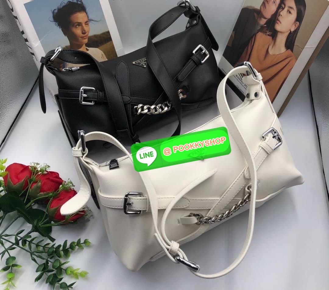 ✨ รุ่นใหม่แนะนำ!! สวยหรูมาก วัสดุหนังทั้งใบ สวยหูไฮโซ กันน้ำได้ ด้านหน้ามีโลโก้แบรนด์ ด้านในบุผ้าปั้มแบรนด์ เปิดปิดด้วยซิป ช่องโล่งกว้างพร้อมช่องซิป สามารถใส่ กระเป๋าสตางค์ยาวได้ มือถือได้ทุกรุ่น สายปรับได้3ระดับ อะไหล่เงินทั้งใบ เด็ดๆแบบนี้ห้ามพลา