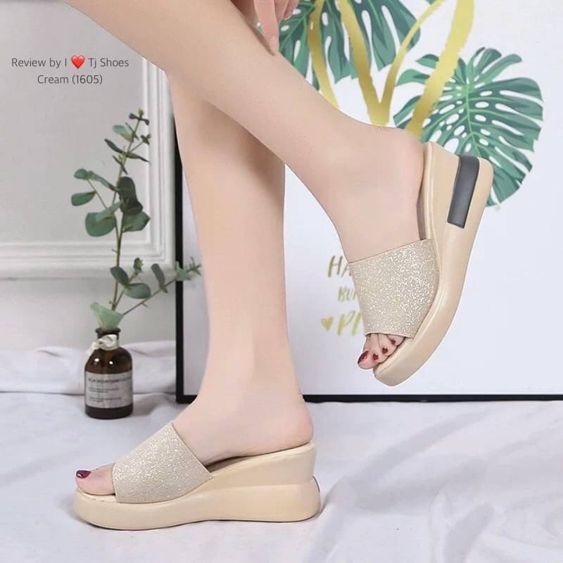 พร้อมส่งรุ่นนี้เกร๋มาก ขายดีมากบอกเลยจ้า รองเท้าส้นเตารีดนำเข้า น้ำหนักเบา เข้าได้กับทุกชุด แถมใส่ได้ตลอด ไม่มีตกเทรน ของจริงงานดี สวยตรงปกแน่นอน เพราะทางร้านถ่ายรูปจากสินค้าจริง สวยเป๊ะมาก ควรมีไว้เป็นคู่โปรด เป็นรุ่นที่ทางร้านแนะนำ รีบสั่งด่วนๆเลยจร้า ช