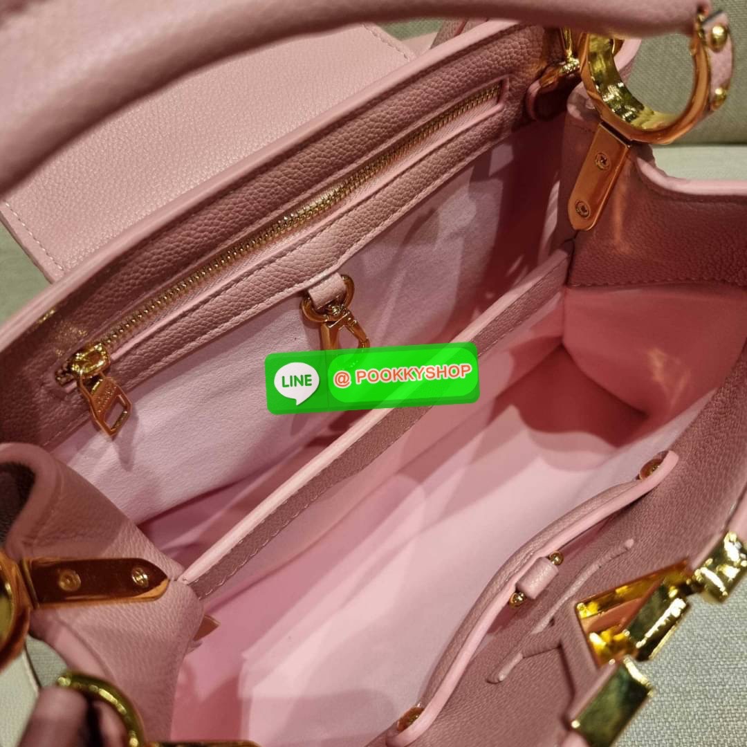 NEW IN!! LV capucines top handle วีไอพีพรีเมี่ยมกิ๊ฟจากเคาน์เตอร์ ที่สุดของความสวยในราคาเบาๆ กระเป๋าถือสุดหรู ดีไซน์ทรงคลาสสิค พร้อมลวดลายหรูหรา มาพร้อมหูจับในตัว ด้วยรูปทรงวินเทจและวัสดุหนังลูกวัว สัมผัสดี ขับผิว ทำให้ไอเท็มนี้สะกดทุกสายตาจริงๆ และยังมีล