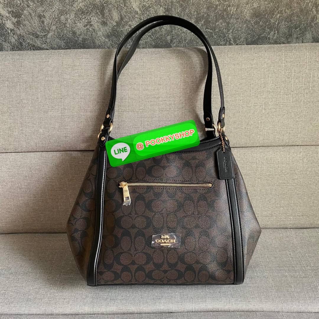 COACH C6232 KRISTY SHOULDER BAG IN SIGNATURE CANVAS (COACH C6232) สุดคุ้ม สาวๆสายช้อป ห้ามพลาด กระเป๋าสะพายไหล่ ใบใหญ่จุของได้เยอะ สายช้อปใช้งานเกินคุ้ม วัสดุหนังแคนวาส ภายในช่องกว้าง แบ่งสัดส่วน ด้านหน้ามีช่องซิป เปิด ปิด ด้วยกระดุมแม่เหล็กมีช่องซิปตรงกล